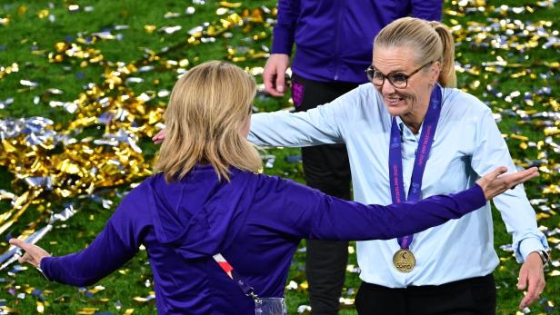 Teamchefin Sarina Wiegman konnte sich der Gratulanten kaum erwehren.