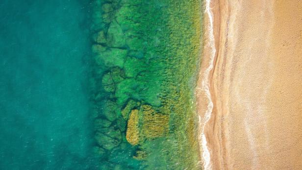 Am Edem Beach in Griechenland wurde die Leiche eines kleinen Mädchens entdeckt. Ihre Identität wurde zurzeit noch nicht ermittelt. Strand in Griechenland