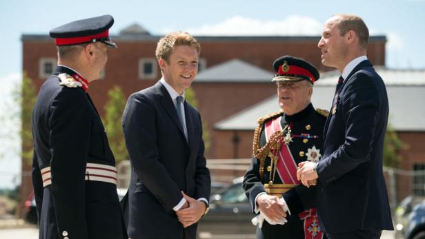 Hugh Grosvenor (Mitte links) und Prinz William (2018) 