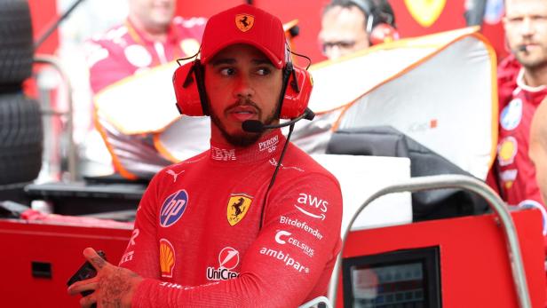 Lewis Hamilton in Rot: Der Brite rätselt.