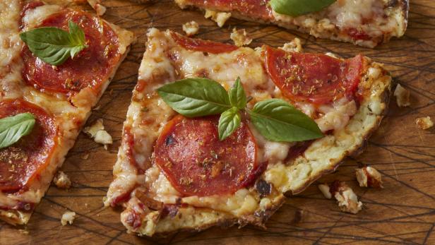 Protein-Pizza mit einem Teig aus Hüttenkäse.