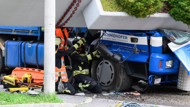 OBERÖSTERREICH: FUSSGÄNGERBRÜCKE IN LINZ STÜRZTE AUF LKW: ZWEI VERLETZTE BEFREIT