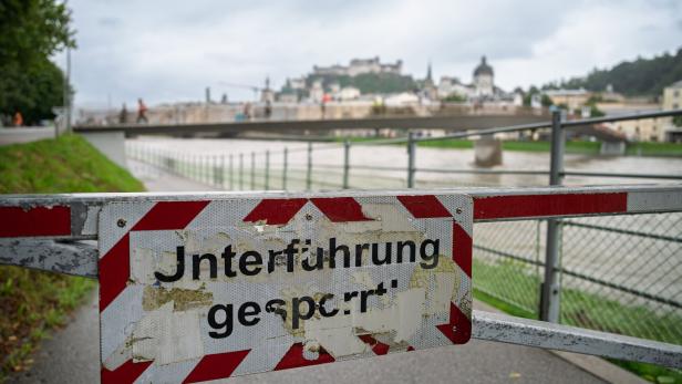 Gesperrte Unterführung neben Salzach in der Stadt Salzburg