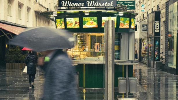 Regnerisches Wetter am Wiener Würstelstand in Wien
