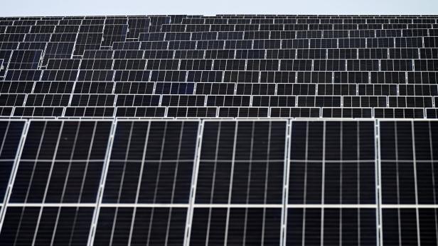 Photovoltaikanlage mit Solarpaneelen zur Erzeugung von Solarenergie.