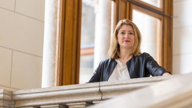 Bettina Emmerling, Neos