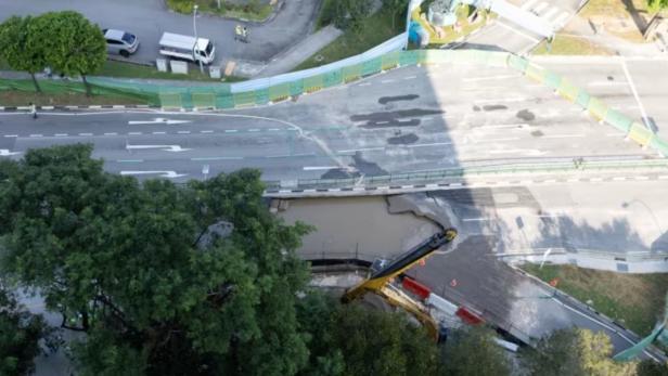 Sinkhole in Singapur: Frau stürzt hinein.