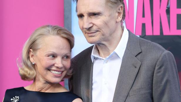 Pamela Anderson und Liam Neeson