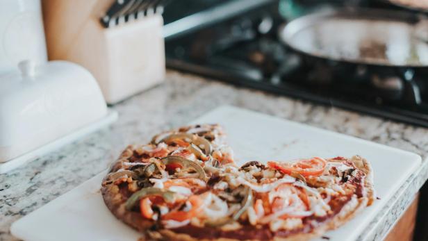 Pizza in Küche