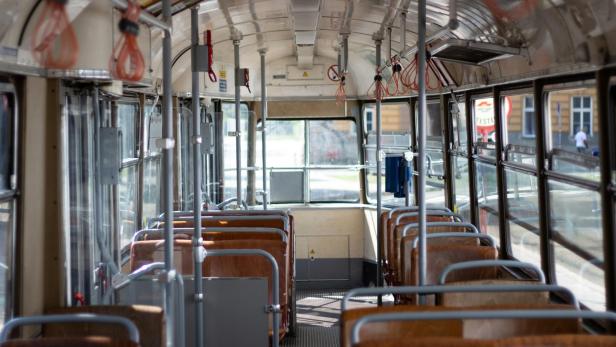Altes Straßenbahn-Modell mit Holzsitzen