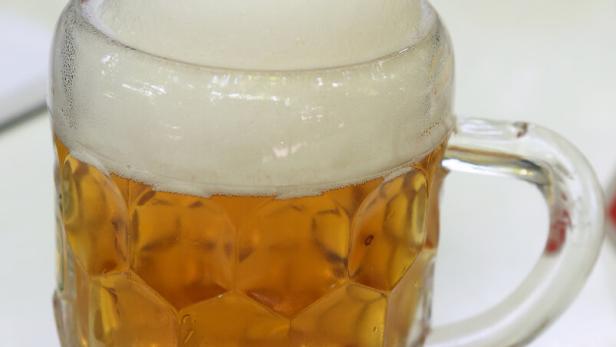 Der Fahrer eines Wohnwagens löschte in Deutschland den brennenden Reifen seines Wohnwagens mit Bier und Radler (Archivbild).