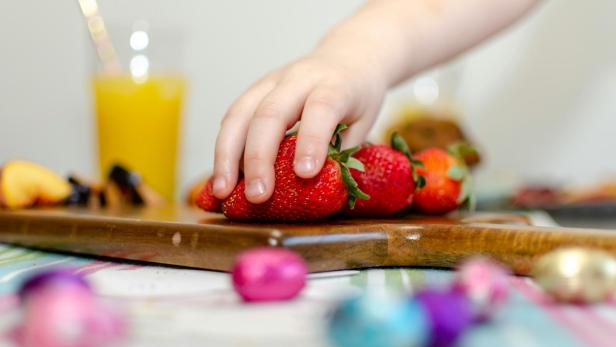Kind isst Erdbeeren