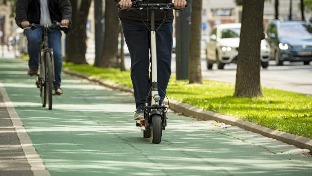 Scooter und Radfahrer