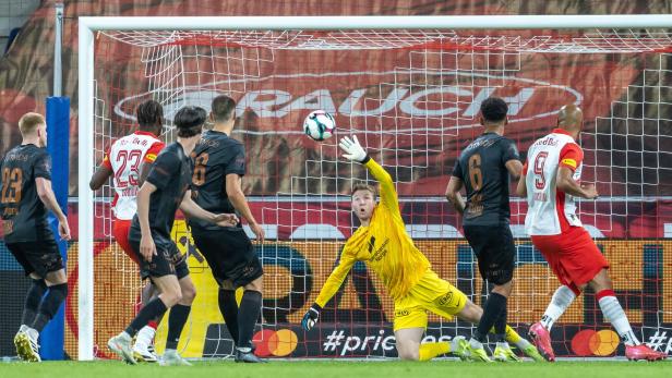 FUSSBALL/ UEFA CL QUALIFIKATION: RED BULL SALZBURG - BRANN BERGEN Kampf und Krampf und elf gelbe Karten in Salzburg