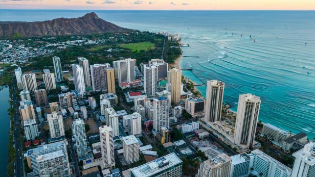 Luftaufnahme von Waikiki Beach in Hawaii mit Blick auf Hochhäuser und Meer