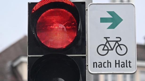 ++ THEMENBILD ++ STRASSENVERKEHR / AMPEL / RAD / RADFAHREN ++ THEMENBILD ++ STRASSENVERKEHR / AMPEL / RAD / RADFAHREN