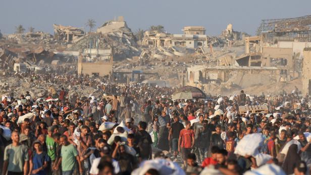 Palästinenser in Gaza vor Essensverteilstelle