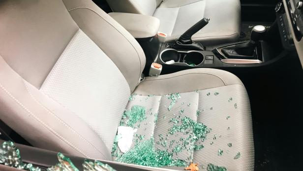 Zerbrochenes Glas im Auto 
