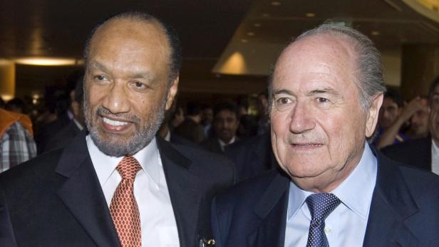 Echte Freunde kann niemand trennen: Bin Hammam (li.), Blatter.