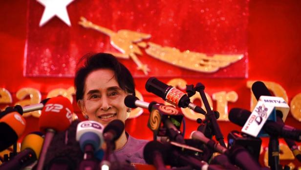 Die Verfassung der Machthaber verbietet ihr, selbst zu kandidieren: Nobelpreisträgerin Aung San Suu Kyi (&quot;die Lady&quot;) will dennoch regieren.