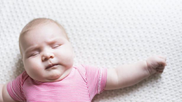 Neugeborenes Baby, eher groß und dick.