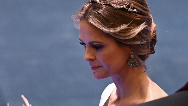 Prinzessin Madeleine trägt eine Tiara und ein grünes Kleid.