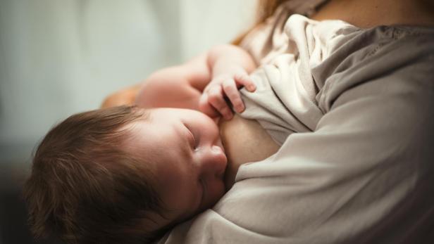Mutter stillt Baby