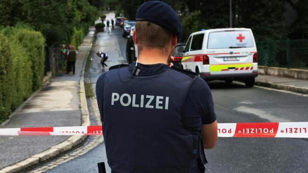 Ein Polizist von Hinter in der Straße, in der die Schüsse fielen.