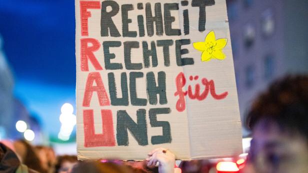 FRAUENTAG: DEMONSTRATION "INTERNATIONALER FEMINISTISCHER KAMPFTAG" (FRAUENRECHTE IM IRAN, AFGHANISTAN, UGANDA)"