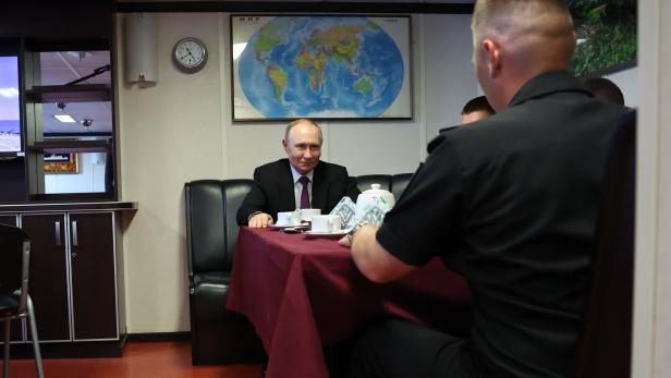 Russian president attends Navy Day celebrations in St. Petersburg