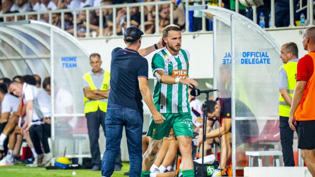 Jannes Horn mit Rapid-Trainer Stöger (l.)