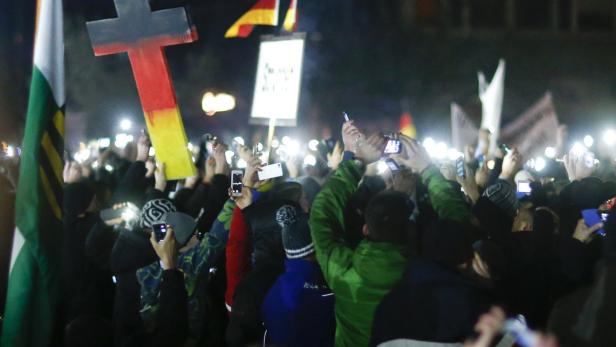 Wie jeden Montag versammelten sich auch zwei Tage vor dem Heiligen Abend Tausende Bürger in Dresden zur ausländerfeindlichen Demo.