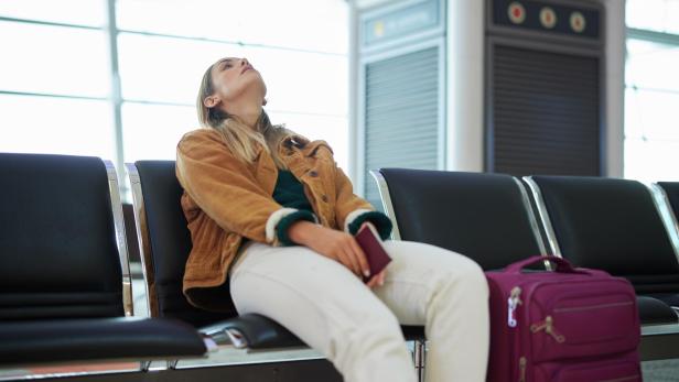 Genervte Frau am Flughafen