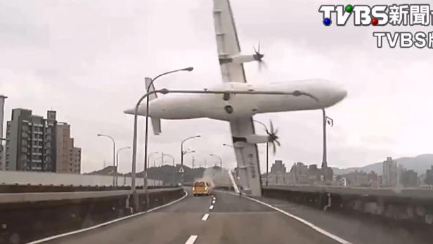 Ein Flugzeug ist auf einer Autobahn abgestürzt.