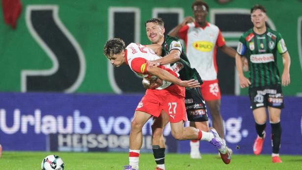 Feiner Samstagabend: Salzburgs Alajbegovic wird vom Rieder Routinier  Wernitznig gejagt