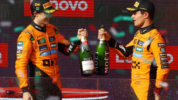 Schampus bei  McLaren: Sieger Norris (re.) feierte mit WM-Leader Piastri