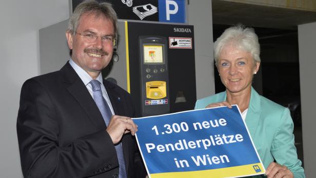 Pendlergarage, Verkehrslandesrat Karl Wilfing und Mobilitätsmanagerin Margit Kraus stellen die neuen Pendlergaragen Standorte vor