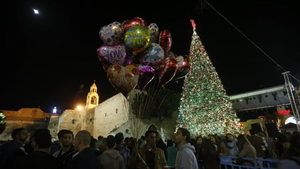 Die Geburtskirche in Bethlehem wurde zum UNESCO-Weltkulturerbe erklärt. Die Renovierungsarbeiten bringen den Palästinensern Jobs, die Pilgerströme zu Weihnachten Umsatz für die Herbergen, Händler und Reiseführer