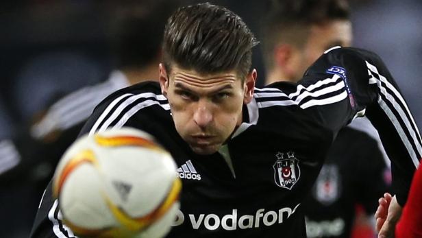 Ein Fußballspieler von Beşiktaş Istanbul mit einem Fußball.