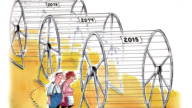 Ein Paar geht an Hamsterrädern vorbei, die mit Jahreszahlen von 2012 bis 2015 beschriftet sind.