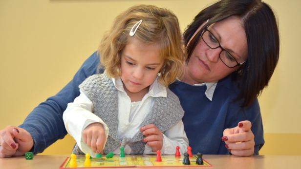 Die kleine Frieda spielt in der Kinderklinik.