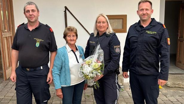 Polizistin mit einer von ihnen geretten Frau