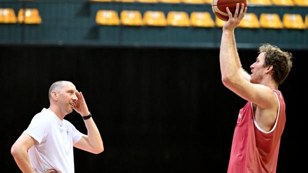 Jakob Pöltl mit Headcoach O'Shea