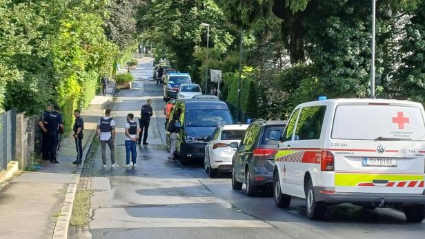Polizeiautos und Rettungswagen auf Straße
