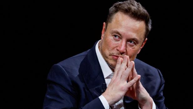 Ein nachdenklicher Elon Musk, der nun auf eine eigene Partei verzichtet.