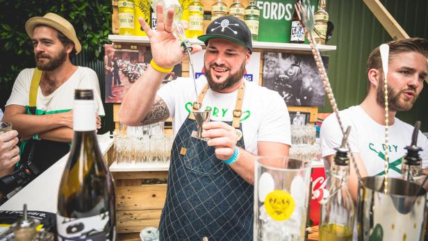 Bar beim Liquid Market Festival, 3 Barkeeper bereiten Drinks vor