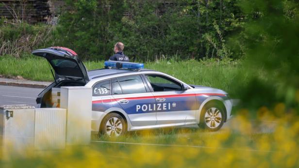 Polizeiauto auf Parkplatz