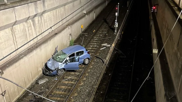 Auto stürzte in U-Bahn-Schacht