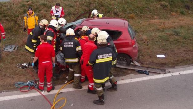 Feuerwehrkeute aus Wieselburg mussten eingeklemmte Unfalllenkerin aus dem Autowrack schneiden