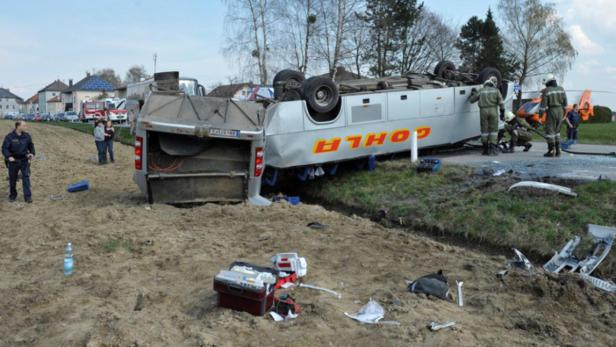 Mehr als 20 Personen sind verletzt worden, als der Schulbus mit dem Lkw kollidierte.